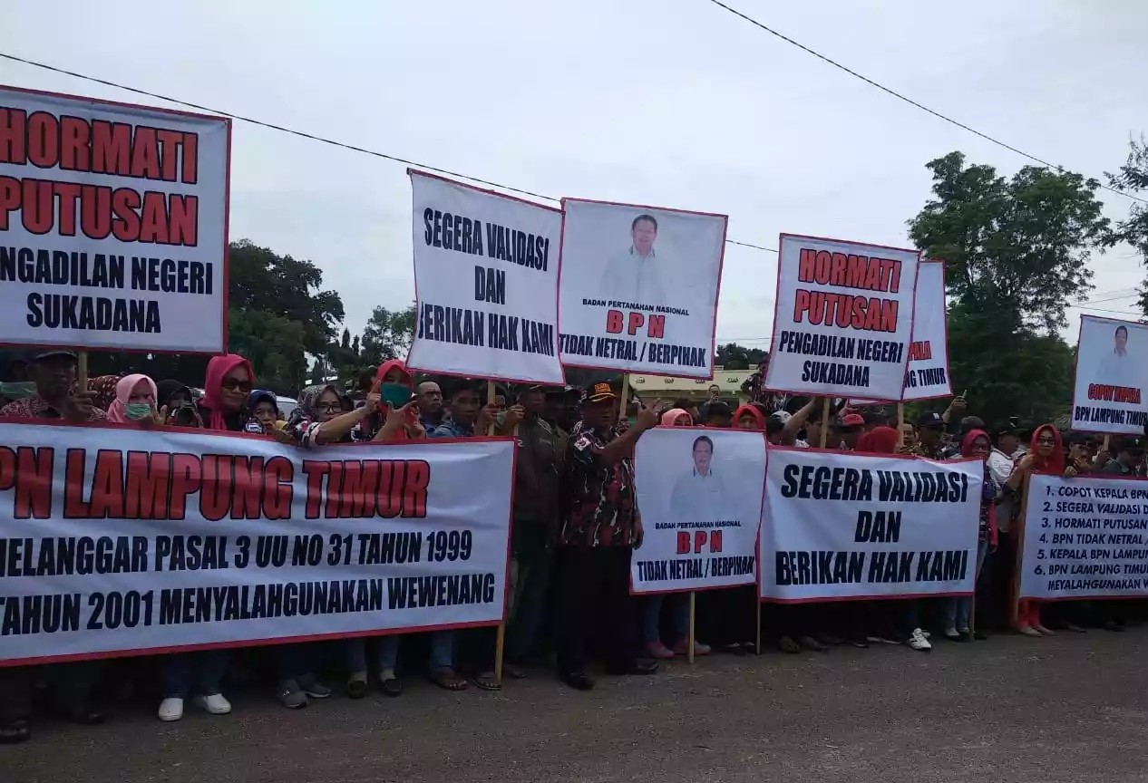 Ratusan Massa Tuntut Ganti Rugi Lahan di Kantor BPN Lamtim 