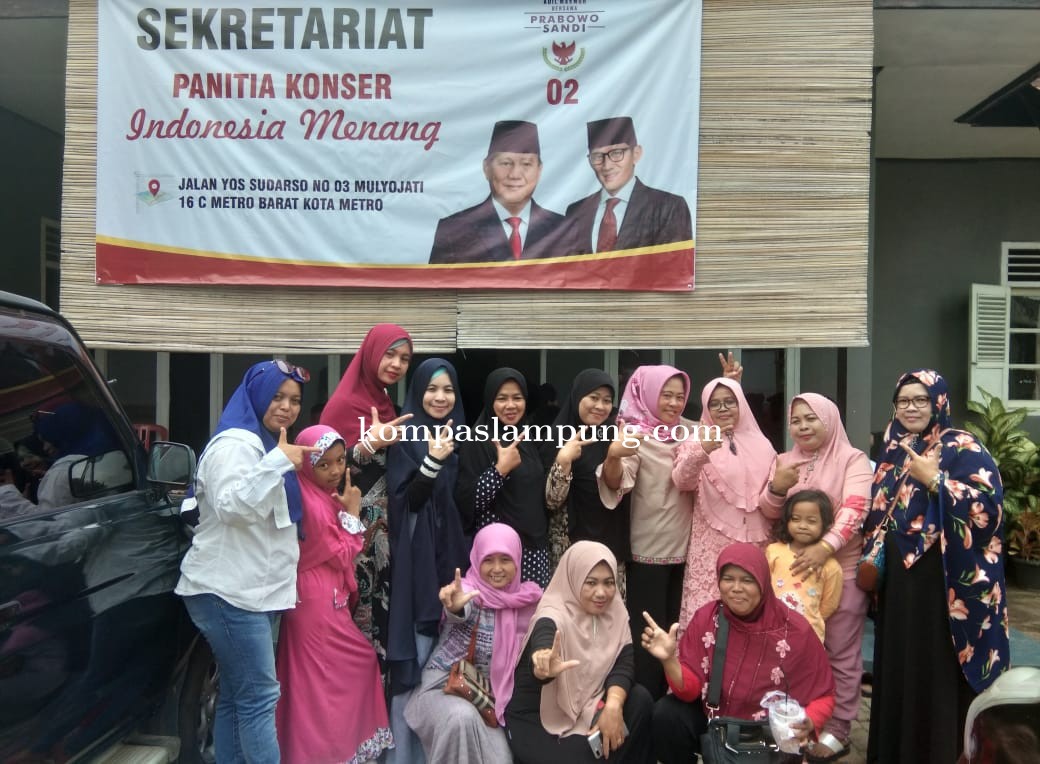 Emak - Emak Kota Metro Rela Berkorban Siapkan Konser Indonesia Menang