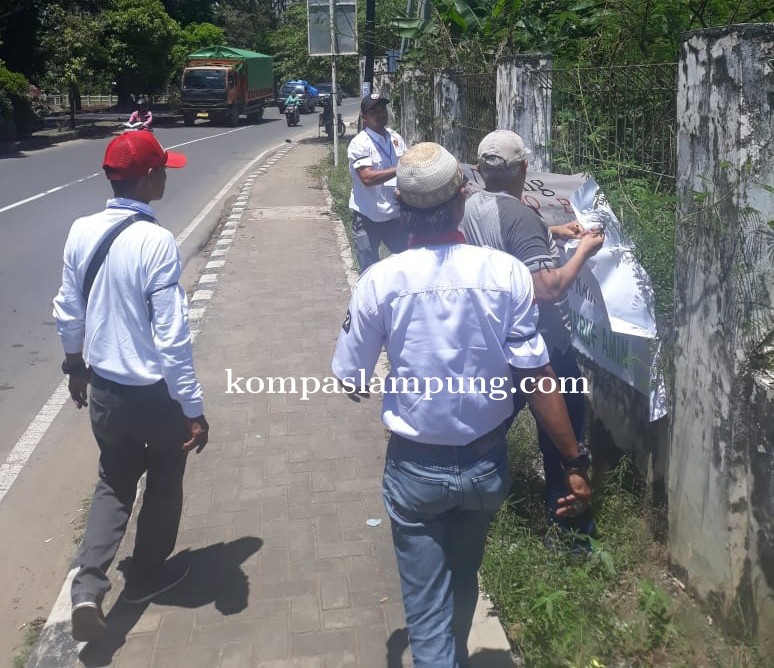 Spanduk Provokatif Jelang Kedatangan Prabowo Dicopot