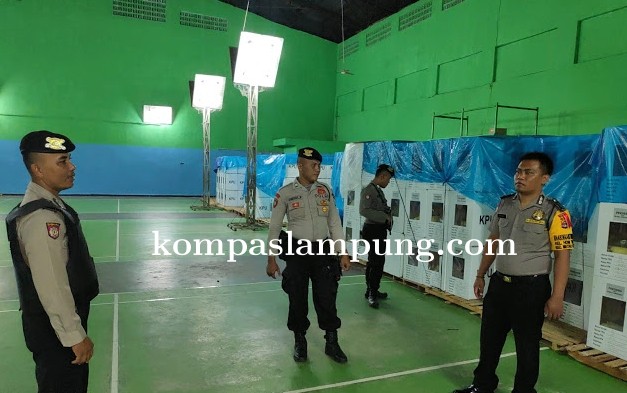 Personil Polres Metro Patroli Amankan Gudang Logistik