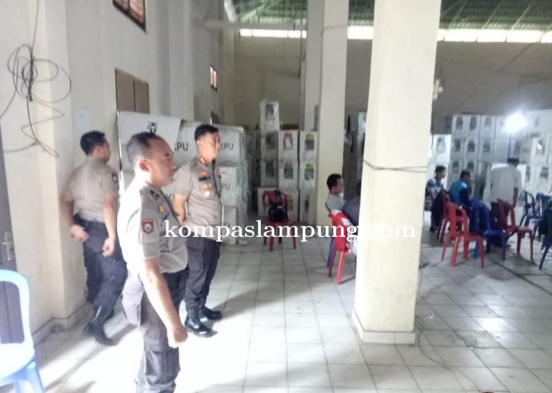 Kapolres Tanggamus Periksa Personil Pengamanan Tahapan Pemilu 2019 di Kabupaten Pringsewu