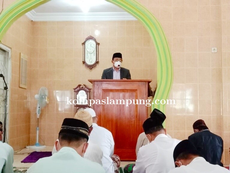 Walikota Metro Berikan Khotbah di Masjid Baitul Muslimin