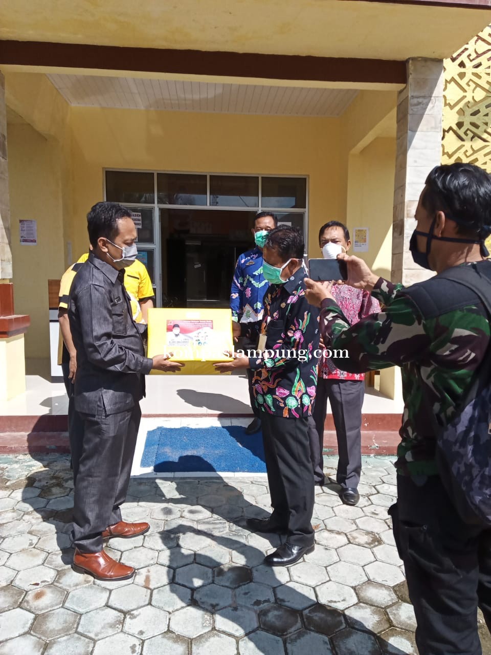 Fraksi Golkar Lamsel Bagikan APD ke Puskesmas Candipuro