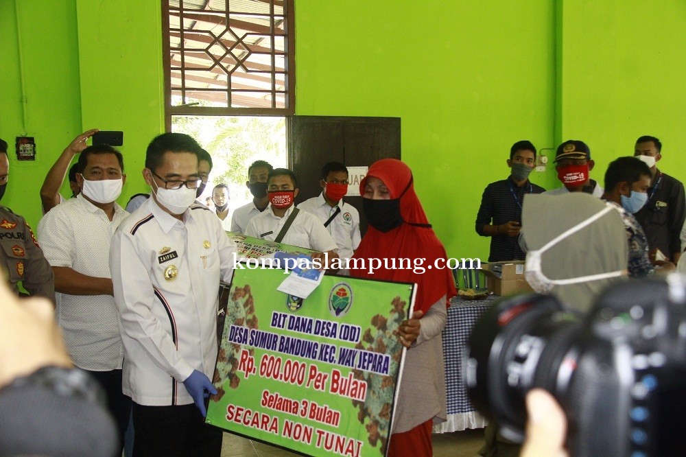 Bupati Lamtim Hi. Zaiful Bokhari Serahkan 1742 Penerima BLT DD Di Kecamatan Way Jepara