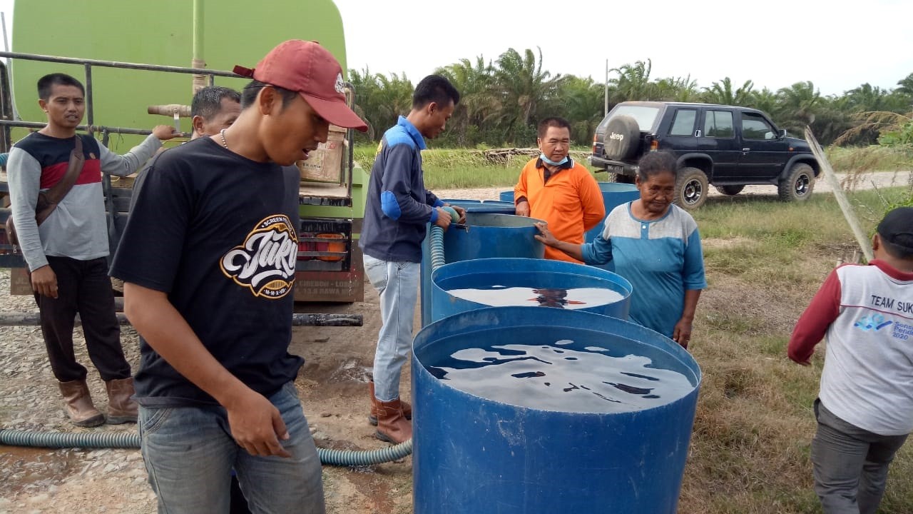 Badan Penanggulangan Bencana Daerah Kab. Mesuji Bagikan Air Bersih Kepada Masyarakat Di 3 Kecamatan