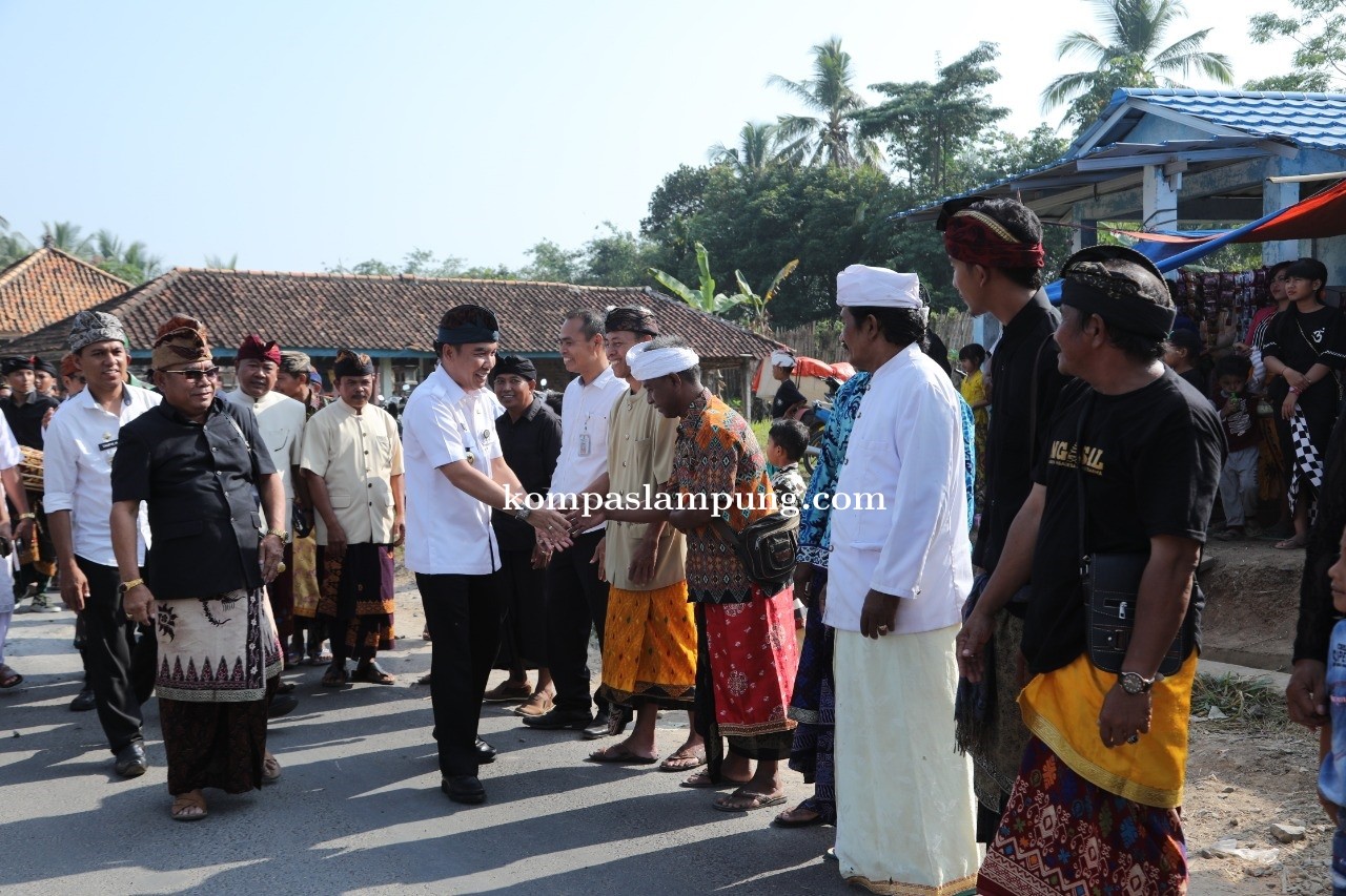 Bupati Way Kanan Hadiri Upacara Ngaben Masal Di Balai Adat Kampung Bali Sadhar Selatan