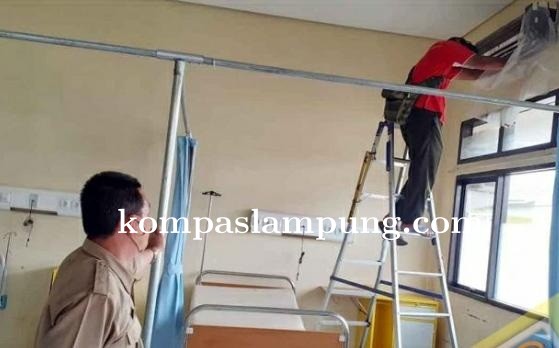 Terkait Keluhan Masyarakat Dari Pelayanan Ruang Rawat Direktur RSUD RBC Lakukan Perbaikan AC 