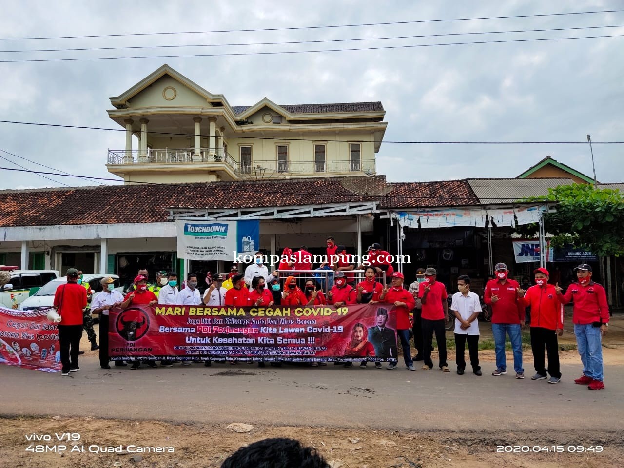 DPC PDIP Tubaba Berserta DPR Dan Relawan Bagikan 1000 Masker Dan Penyemprotan Disinfektan