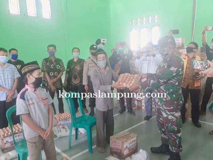 Pemkab Mesuji Berikan Langsung Bantuan Sembako Ke Masyarakat Yang Terdampak Covid-19