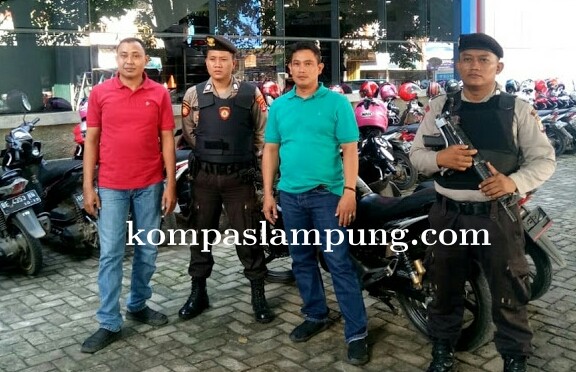 Sat Sabhara Polres Metro   Berpatroli Jalan Kaki
