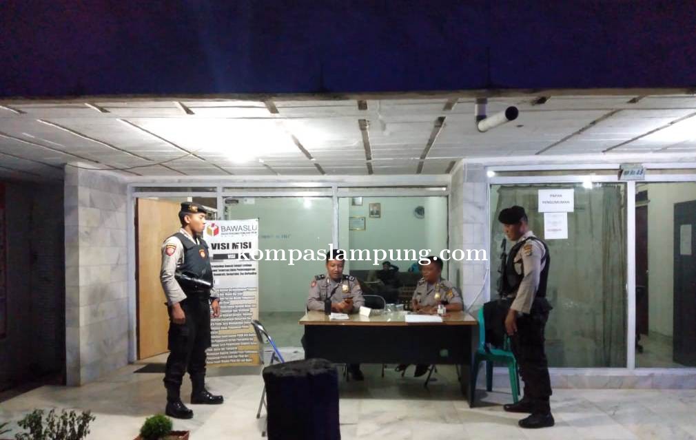 Jelang Pemilu 2019, Personil Polres Metro Kontrol Kantor Bawaslu