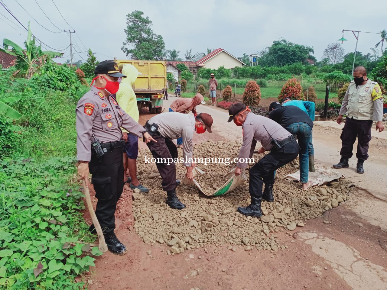 Jalin Sinergi Dengan Masyarakat Polsek Metro Utara Lakukan Penambalan Jalan