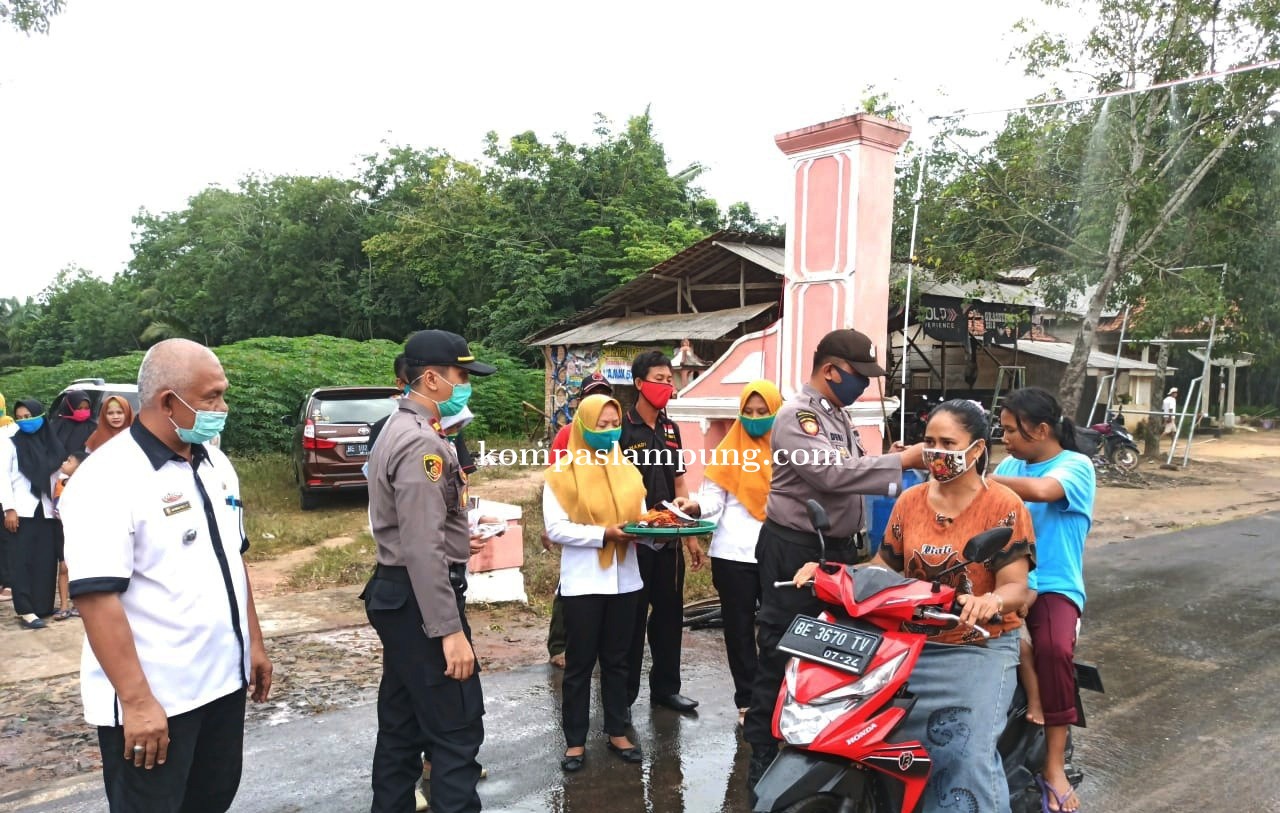 Polsek Menggala Bersama Uspika Bagikan 1000 Masker Gratis Kepada Warga