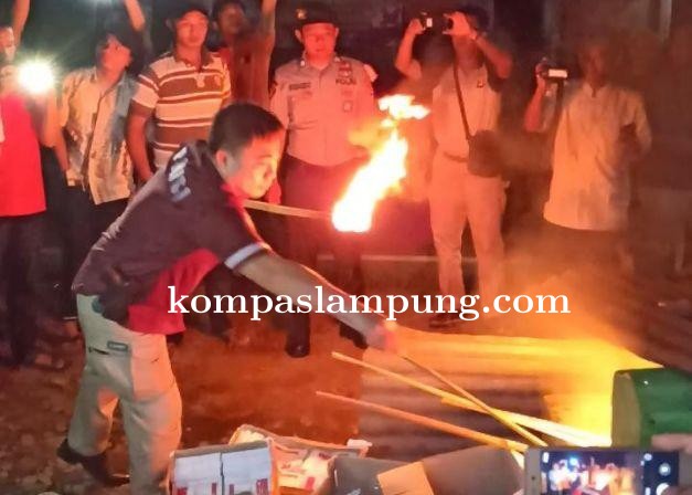 Polres dan Gakkumdu Saksikan Pemusnahan Surat Suara Rusak dan Berlebih di Gudang KPU Tanggamus