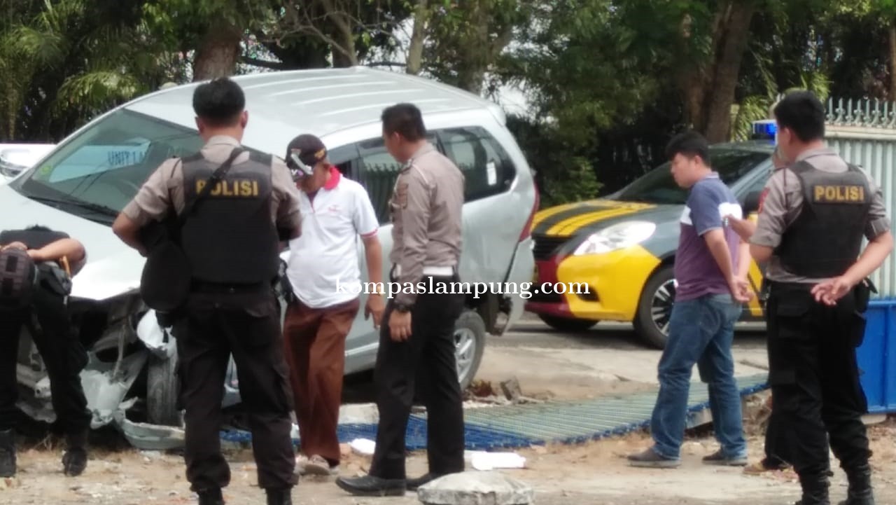 KECELAKAAN TUNGGAL DI GANJAR ASRI, 4 ORANG SELAMAT