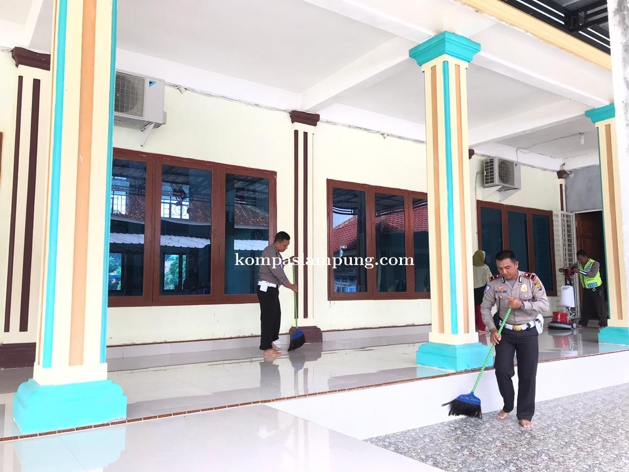 Kegiatan Rutin Jumat Bersih Anggota Sat Lantas Tulang Bawang Barat