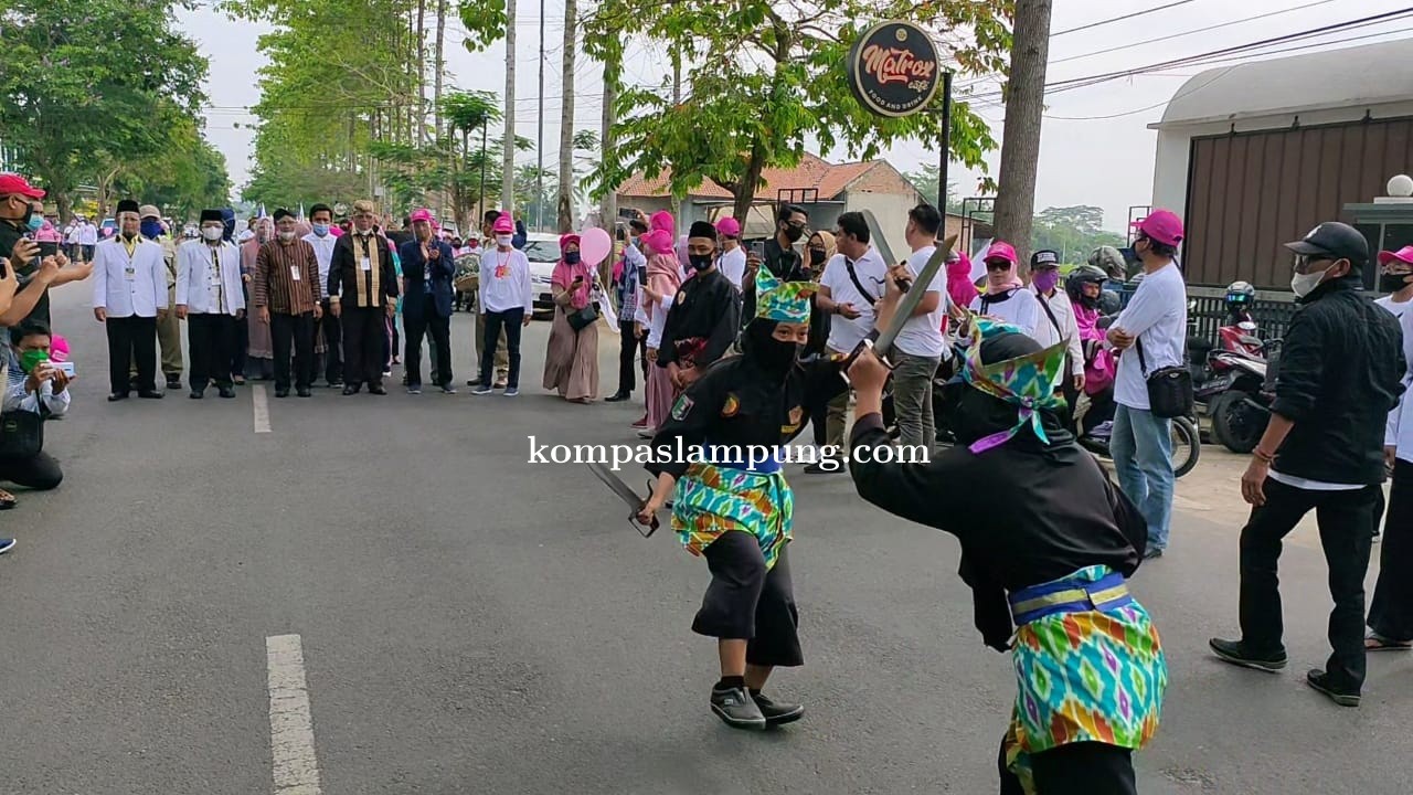 Dikawal Tari Golok Cimande, Mufti-Saleh Chandra Daftarkan Diri Ke KPU Metro