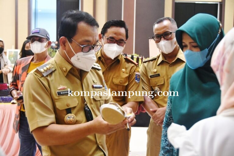 Wahdi Hadiri Pameran UMKM Dan Ekonomi Kreatif Di Kota Metro