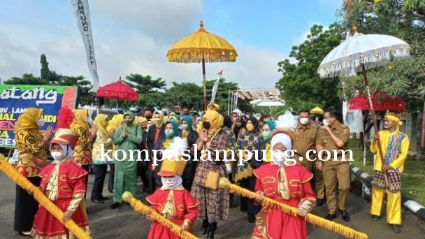 Ketua TP PKK RIANA SARI Arinal Di Sambut Drumband Siswa SDN 3  Di Nuwo  Balak
