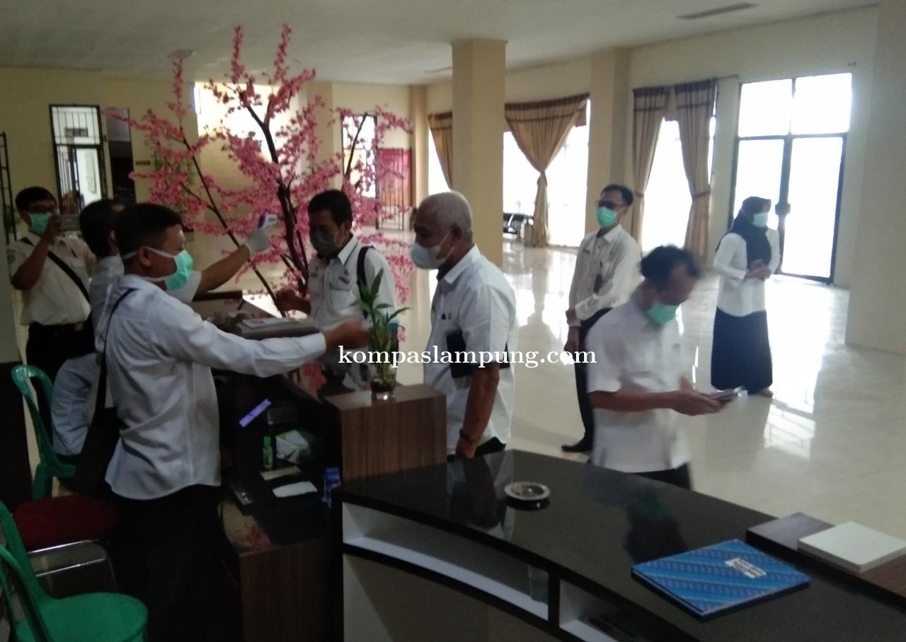 Sebelum Langsungkan Sidang Paripurna DPRD Mesuji Para Peserta Diperiksa Suhu Tubuh Terlebih Dahulu