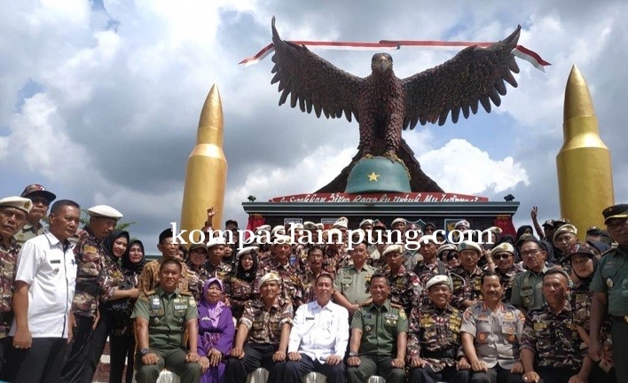 Bupati Lamteng Loekman Djoyosoemarto  Menghadiri Peresmian Monumen Transad