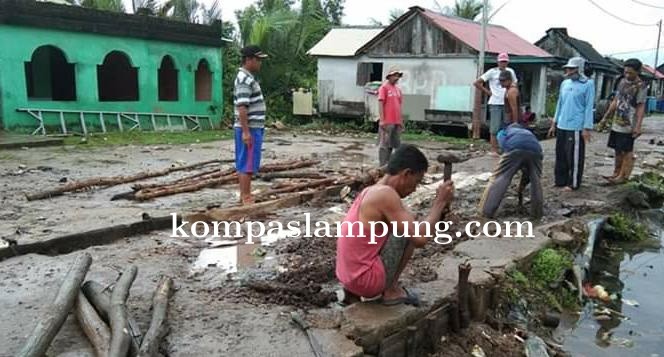 Desa Sidang Muara Jaya Laksanakan Kegiatan Gotong Royong