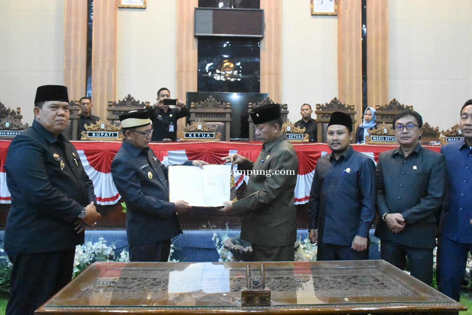 Bupati Lampung Timur Hadiri Penandatanganan Nota Kesepahaman Bersama KUA dan PPAS APBD TA. 2023