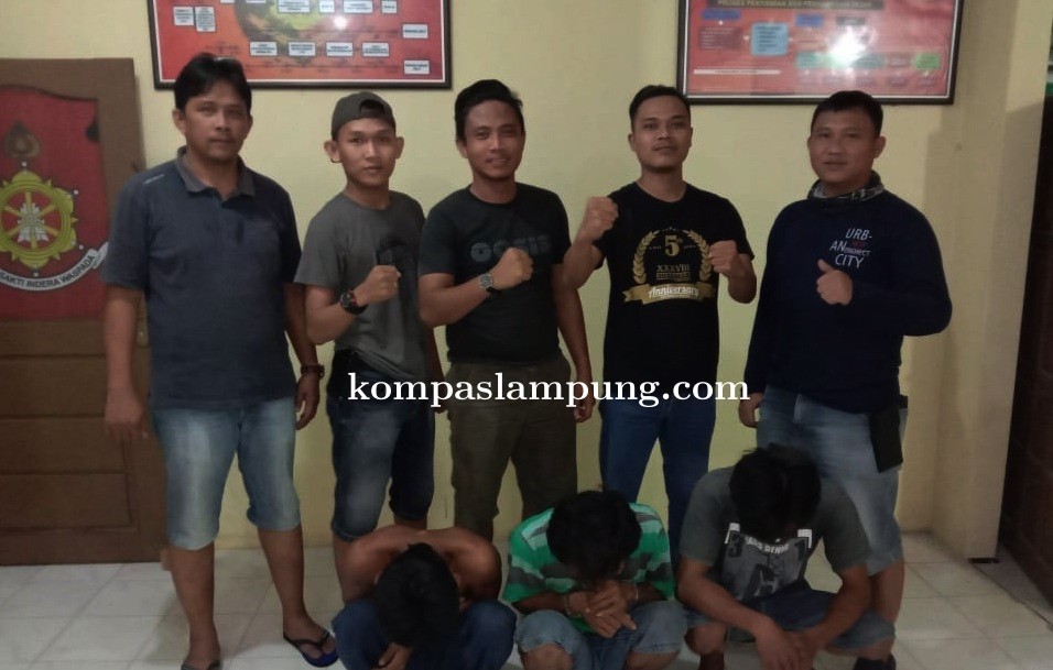 Polisi Tangkap Tiga Warga Gedung Aji Baru Yang Sedang Pesta Narkotika di Sebuah Rumah