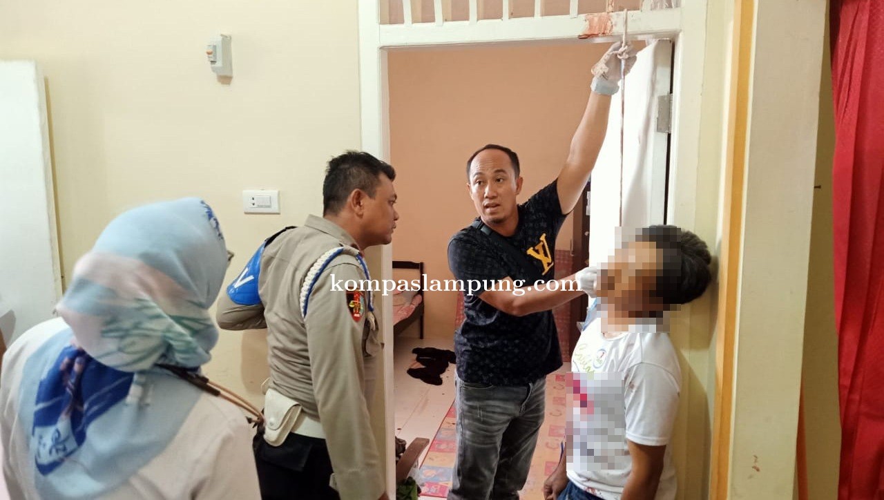 Polsek Dente Teladas Identifikasi Dan Olah TKP Penemuan Mayat Tergantung Di Kusen Pintu