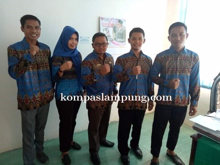 Peringati Hari Batik Nasional Kepala Desa Beserta Aparat Desa Sidomulyo Kompak Kenakan Batik