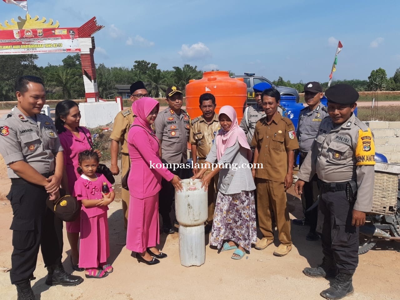 Polres Tulang Bawang Bagikan Ribuan Liter Air Bersih Di Dua Kampung
