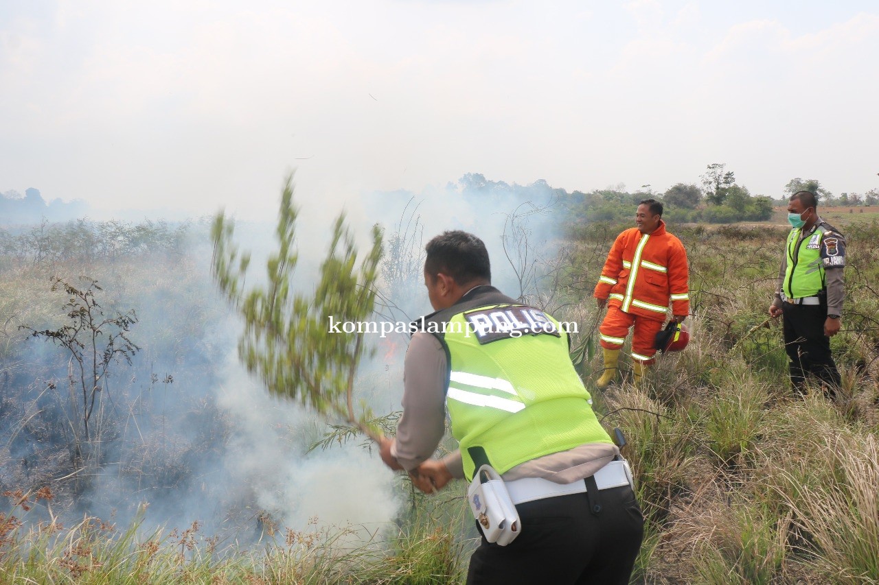 Tim Patroli Gabungan Pencegahan Karhutla Polres Tulang Bawang Padamkan Titik Api Di Menggala