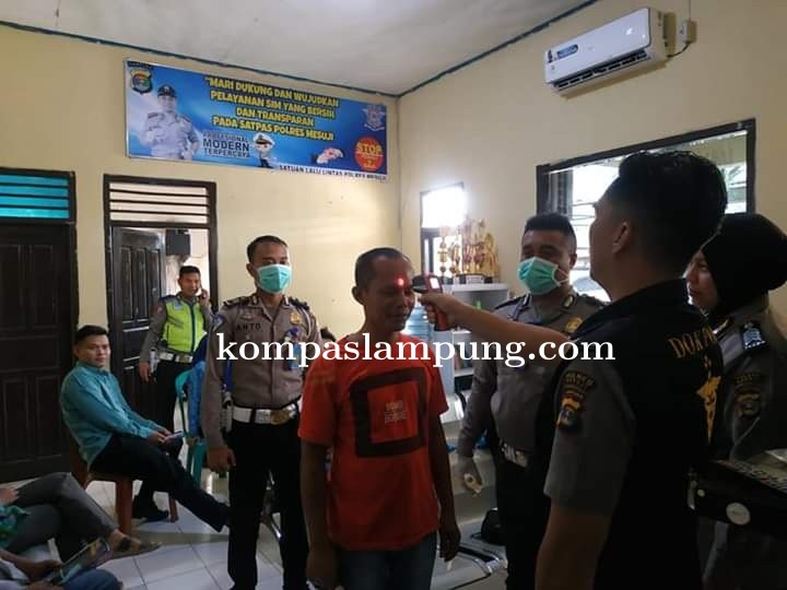 Pencegahan Virus Covid-19 Satlantas Porles Mesuji Mengecek Suhu Tubuh Masyarakat Yang Akan Buat SIM 