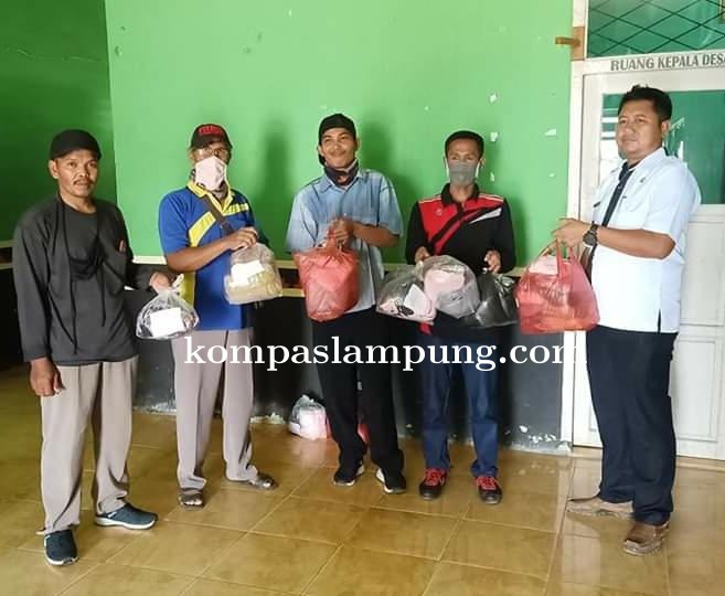 Kades Simpang Pematang Abu Shali Bagikan Ribuan Masker Kain Kepada Warganya