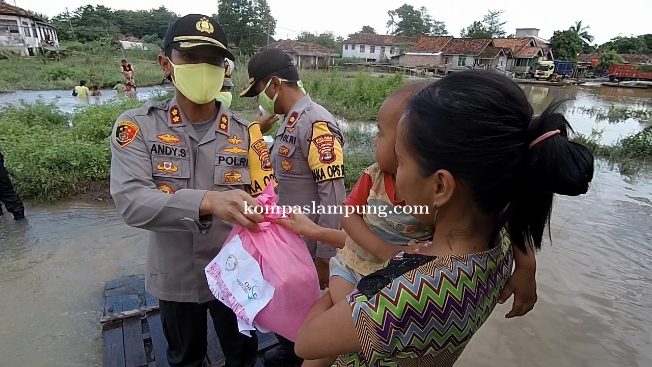 Polres Tulang Bawang Bersama PC Bhayangkari Berbagi Dengan Warga Terdampak Banjir