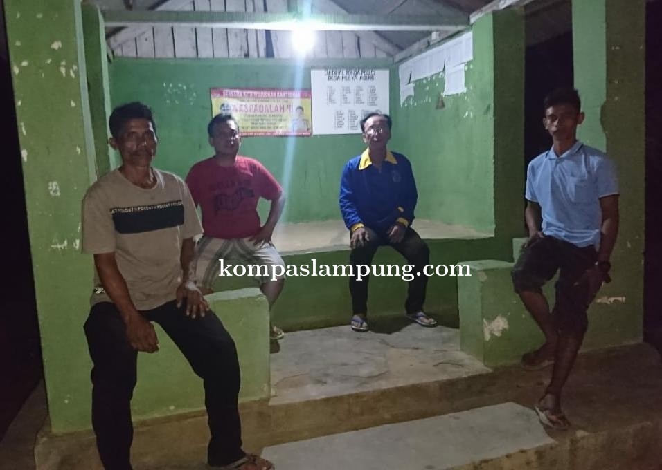Kepala Desa Mulya Agung Bersama Masyarakat Lakukan Ronda Malam Secara Bergiliran 