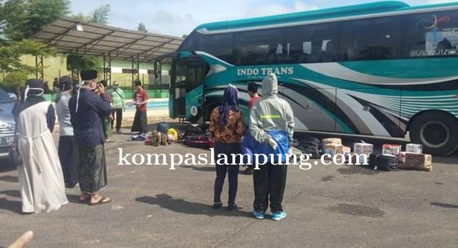 Puluhan Santri Ponpes Lirboyo Kediri Jawa Timur Kembali Ke Lampung 20 Diantarnya Ke Mesuji