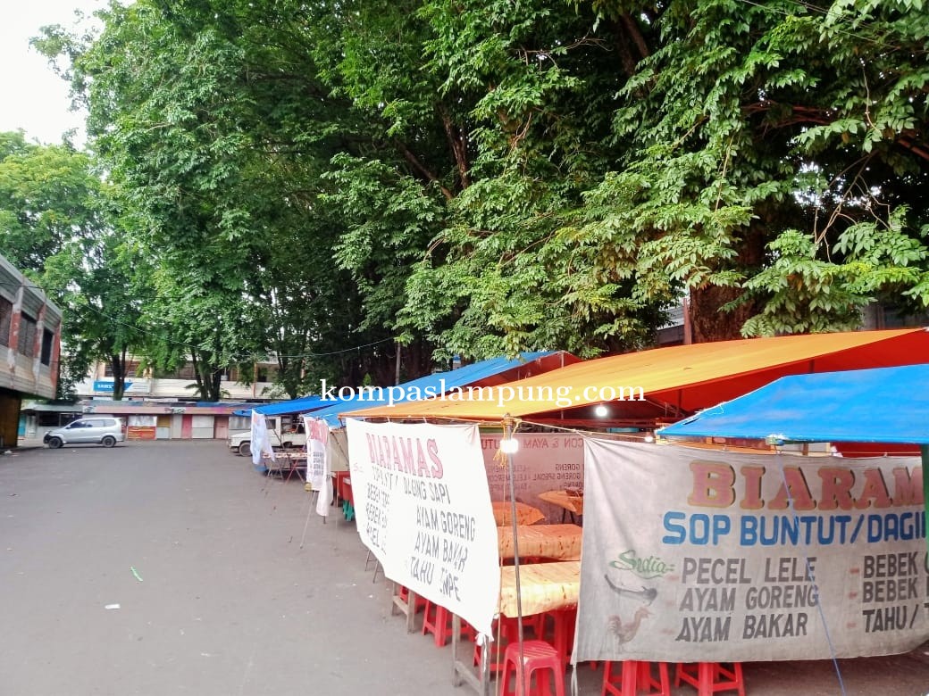 Pedagang Makanan Di Sumur Bandung Keluhkan Pepohonan