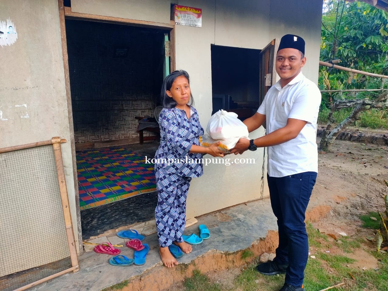 Menyisipkan Gajinya Anggota DPRD Fraksi Gerindra Bagikan 700 Sembako Ke Warga