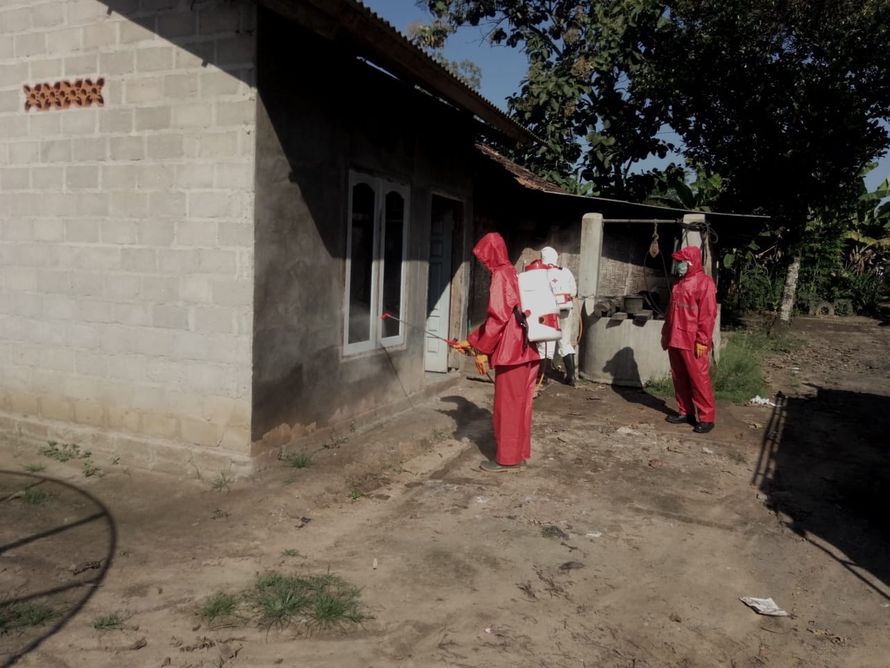 Penyemprotan Desinfektan Di Lokasi Perumahan Pasien Positif Corona