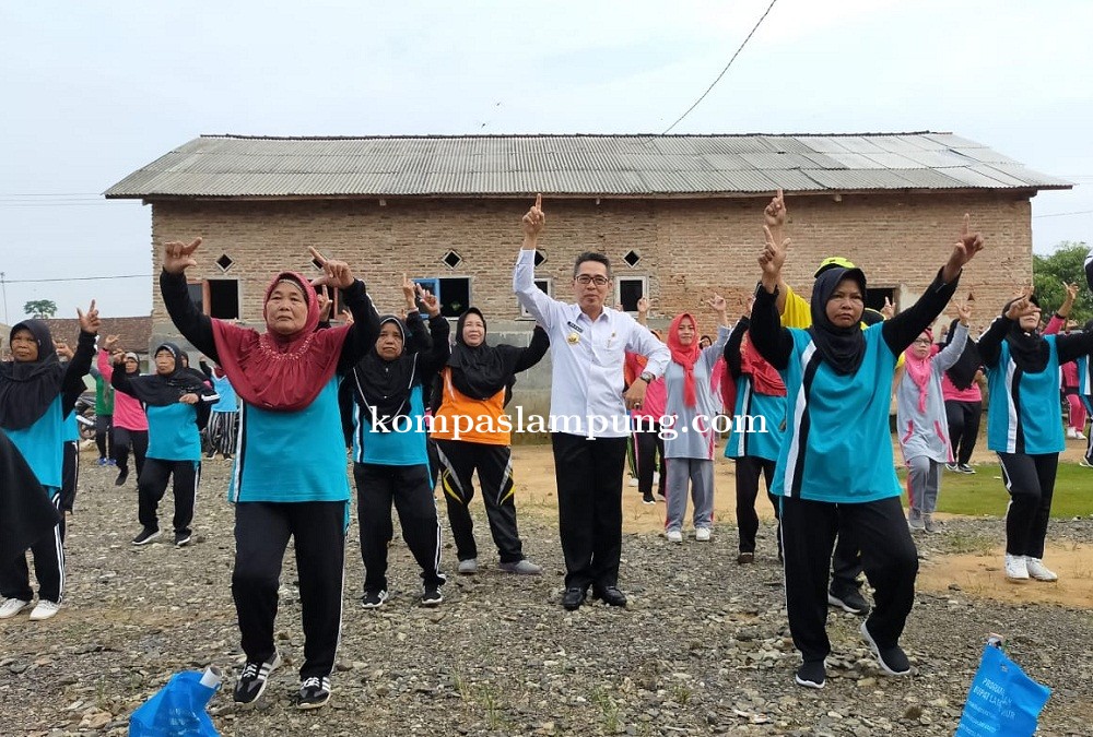 Zaiful Bokhari Senam Bersama Para Ibu Ibu Lansia 