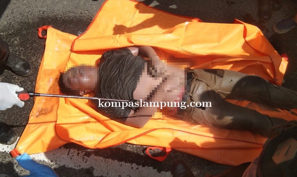 Polisi Dibantu Warga Evakuasi Penemuan Mayat Anonim Mengambang Di Sungai