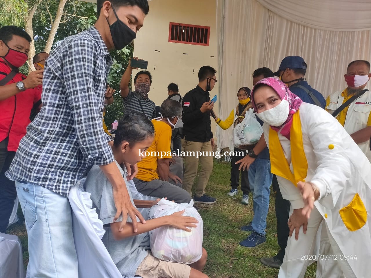 Riana Sari Arinal Berikan Bantuan 500 Paket Sembako Di Kota Metro