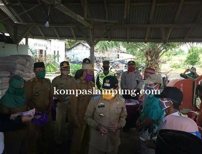 Bupati Mesuji Salurkan BLT Secara Simbolis Kepada Dua Desa Yang Ada Di Kecamatan Rawa Jitu Utara