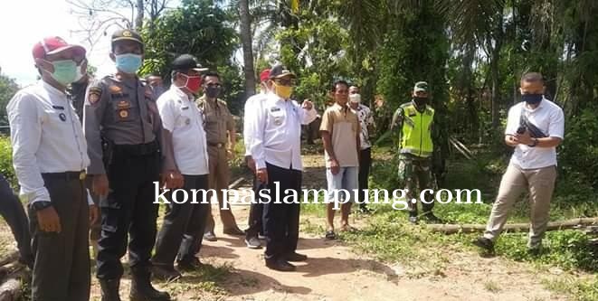 Bupati Mesuji Saply TH Tinjau Langusung Jembatan Penghubung Desa Labuhan Batin Dan Desa Labuhan Jaya