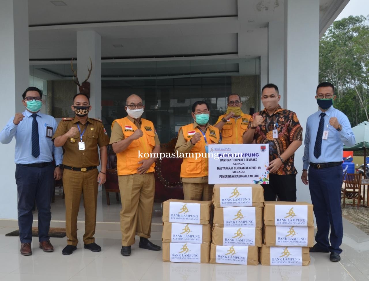 Kantor Cabang Bank Lampung Mesuji Berikan Bantuan Paket Sembako Untuk Masyarakat Terdampak Covid-19 