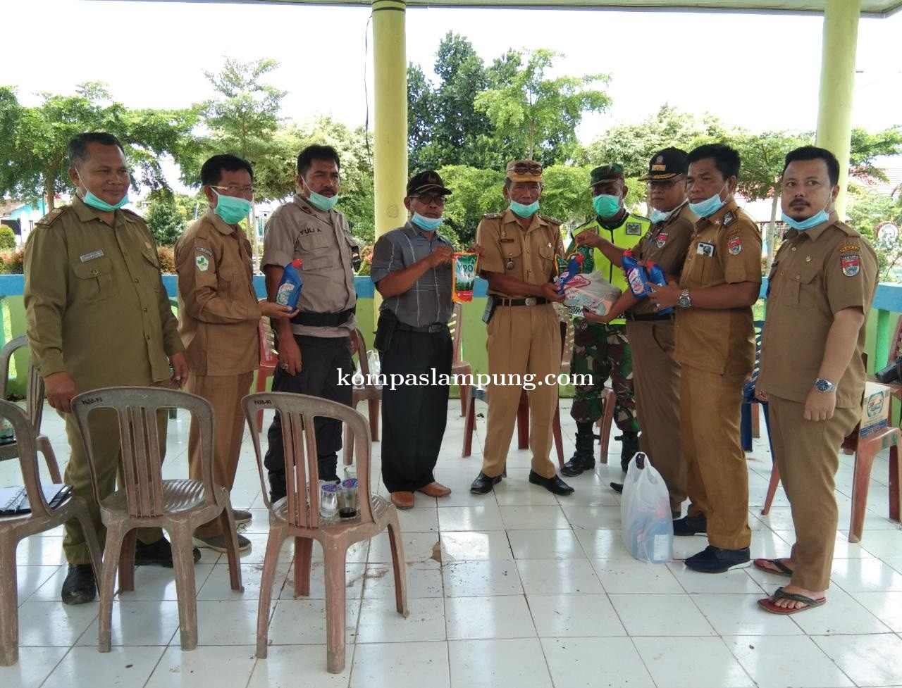 Untuk Memutus Mata Rantai Penyebaran Covid-19 Kec Rawa Jitu Utara Lakukan Penyemprotan Desinfektan
