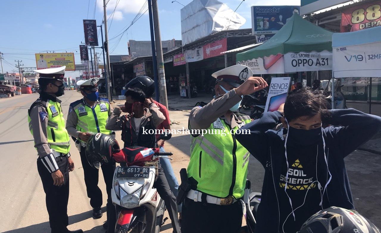 Satlantas Polres Tulang Bawang Bagikan APD Gratis Pada Operasi Keselamatan Krakatau 2020