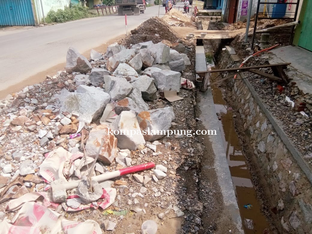 Pembangunan Drainase Ruas Jalan Sukarno Hatta Panjang  Diduga Di Backingi Oknum TNI