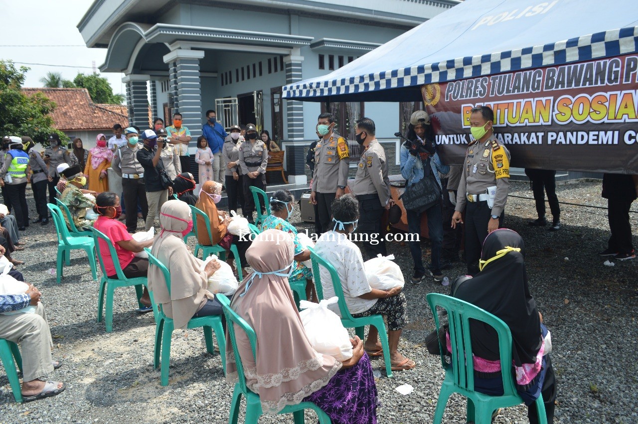 Polres Tulang Bawang Bagikan Ratusan Paket Sembako Dan Masker Kapolres